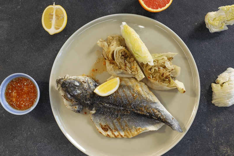 Сибас на гриле с жареным айсбергом и апельсиновым соусом