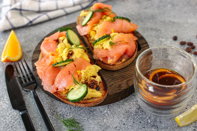 Тост со скрамблом и слабосоленой семгой