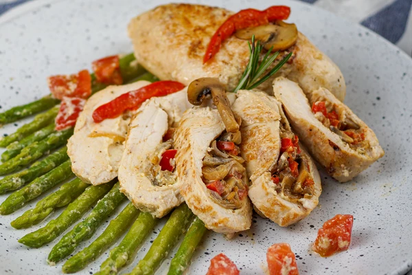 У готовой грудки не забыть вынуть аккуратно зубочистки. Затем выложить на спаржу.