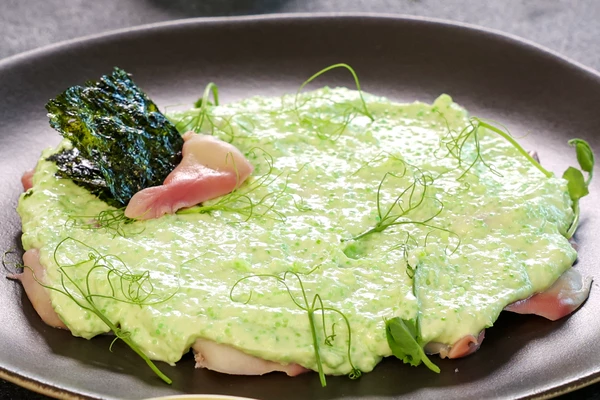 Подавать с сушеной морской капустой и микрозеленью. Приятного аппетита!
