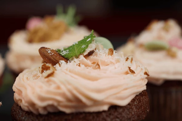 Посыпать орешками, кокосовой стружкой, листиками свежей мяты