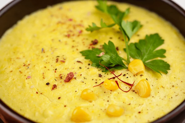 Украсить зеленью и зернышками кукурузы.