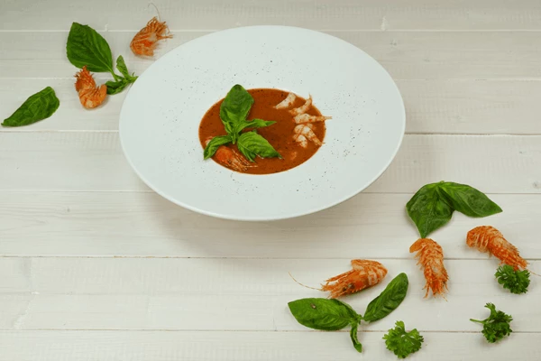 Подать горячим, украсив отварными очищенными креветками и зеленью. Сверху присыпать свежемолотым черным перцем.