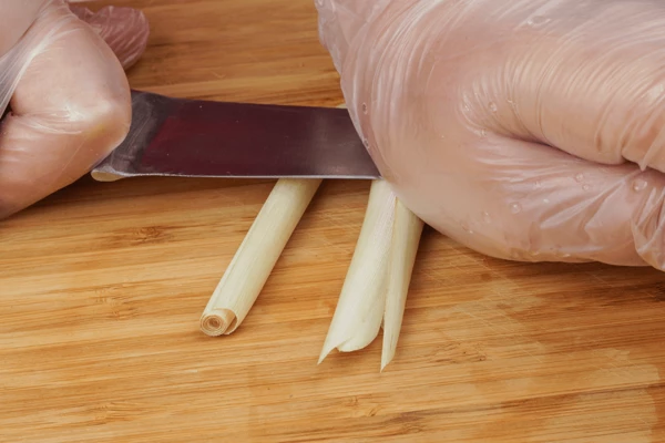 Лемонграсс  слегка раздавить ножом, для большего аромата.