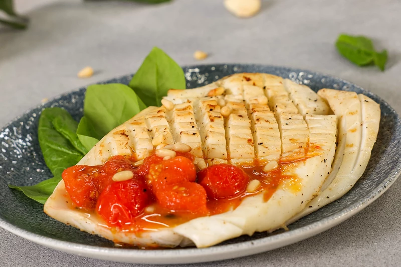 Каракатица на гриле с соусом из томатов черри и базилика