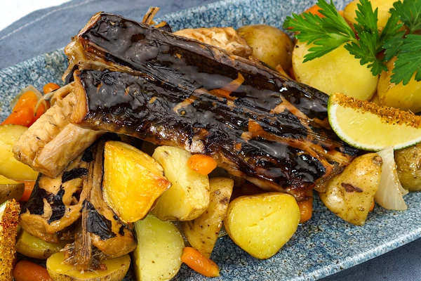  Готовое блюдо украсить зеленью.