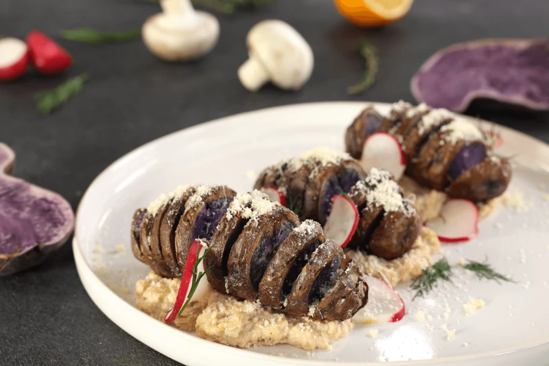 Запеченный картофель с икрой трески и шампиньонами в сливочно-сметанном соусе