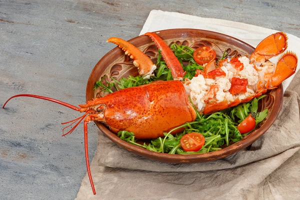 Панцирь можно использовать в качестве тарелочки. А также можно украсить лобстера зеленью и сбрызнуть лимонным соком.