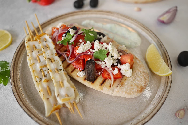 Сувлаки с кальмаром и кипрской питой