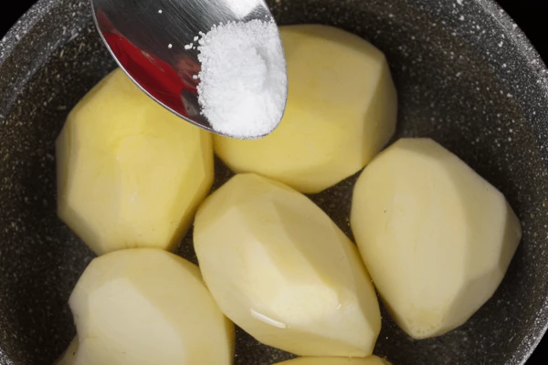 Картофель очистить, отварить в подсоленной воде.