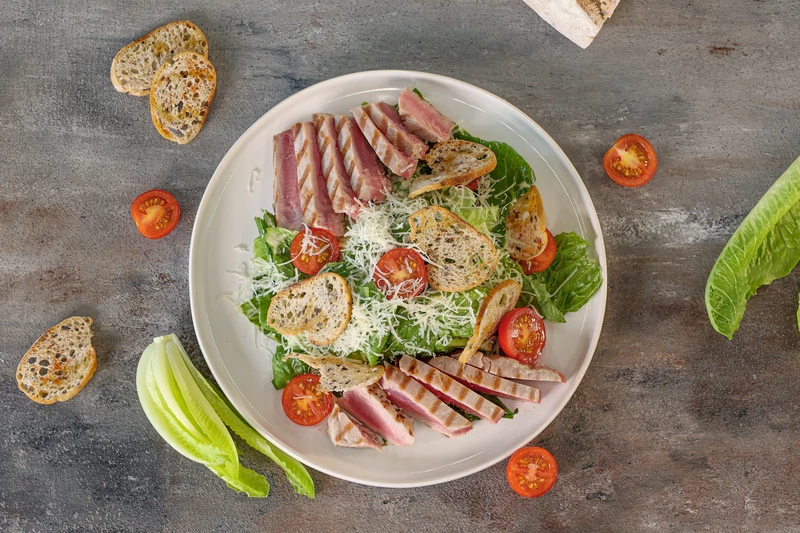 Салат Цезарь с тунцом на гриле