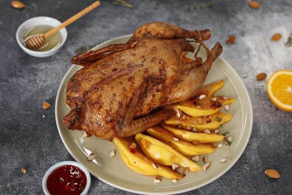 На блюдо для подачи выложить утку и карамелизированную айву, посыпать рубленым миндалем. Подавать с фруктовой горчицей. Приятного аппетита!
