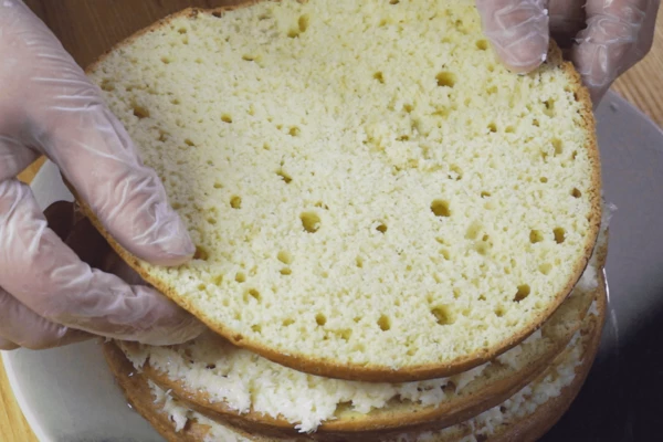 Сверху выложить последний корж. 