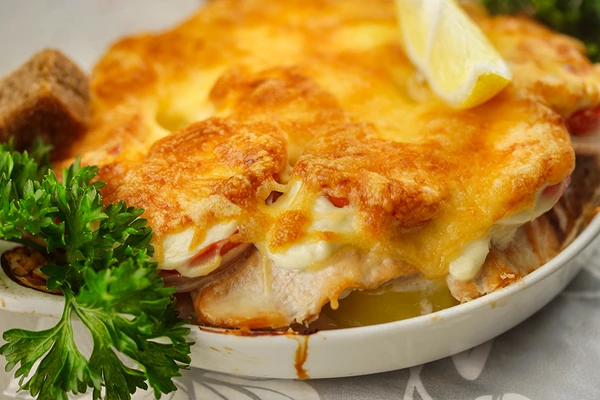 Запекать до золотистой корочки. Готовое блюдо украсить дольками лимона