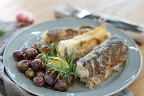 Конгрио с мини-баклажанами