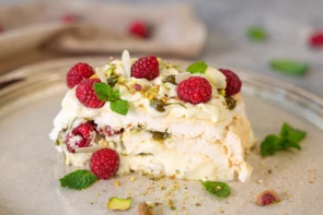 Меренговый рулет с фисташками и малиной