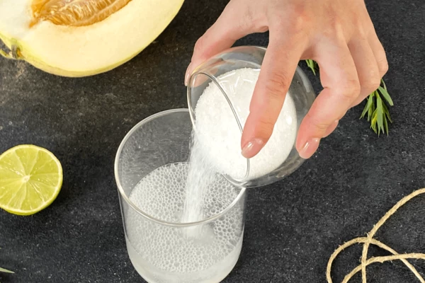 Холодную воду смешать с сахаром. 