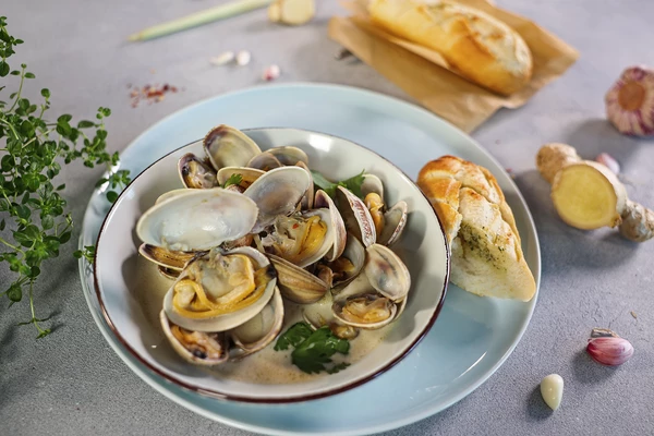 Оформить листиками свежей кинзы. Подавать вместе с багетом. Приятного аппетита!
