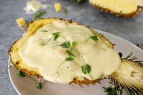 Ананас, запеченный с креветками и моцареллой