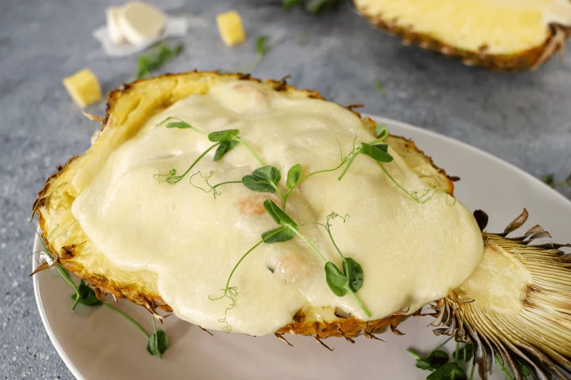 Ананас, запеченный с креветками и моцареллой