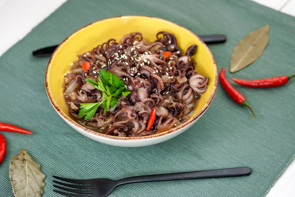 Украсить зеленью и семенами кунжута. 