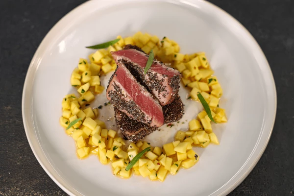 На тарелку для подачи выложить сальсу, на нее тунца. Оформить листиками тархуна. Приятного аппетита!
