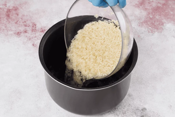 Рис предварительно промыть и отварить в соответствии с инструкцией на упаковке.