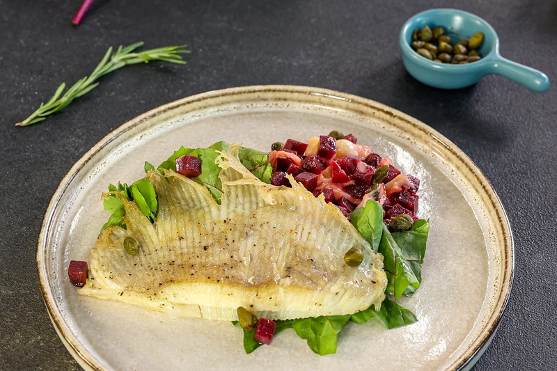 Крылья ската с теплым салатом