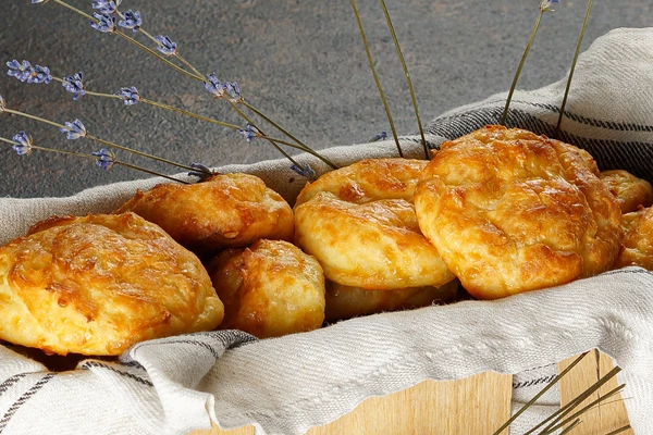 Поставить наши булочки в разогретую до 220С духовку, через 1-2 минуты переключить на 190С и готовить 20-25 минут.