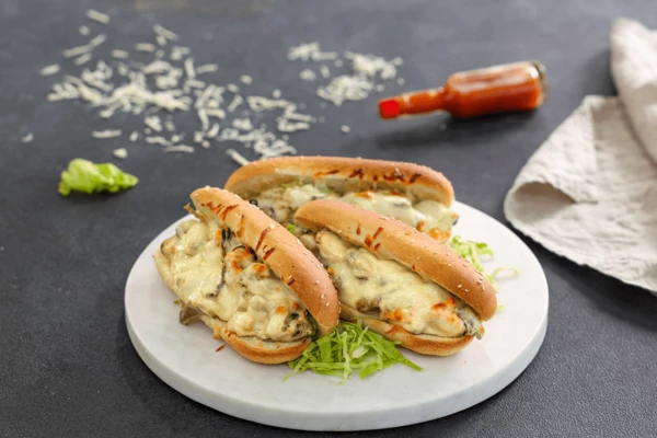 Готовый хот-дог выложить на доску для подачи. Приятного аппетита!
