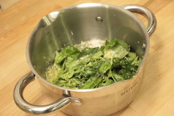 У базилика удалить толстые стебли. Сыр и чеснок натереть на мелкой терке.