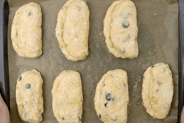 Поставить в разогретую до 170С духовку на 20-25 минут.