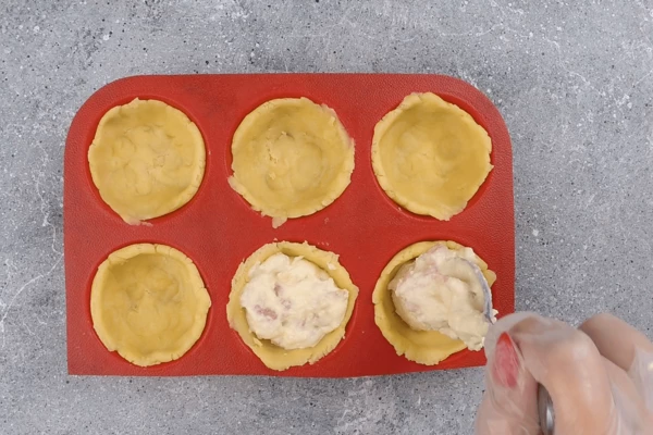  Тесто распределить в виде «стаканчика», выложить начинку, поставить в разогретую до 180С духовку на 25-30 минут. Первые 10 минут - в режиме «верх-низ», остальное время — «низ», чтобы тесто пропеклось.