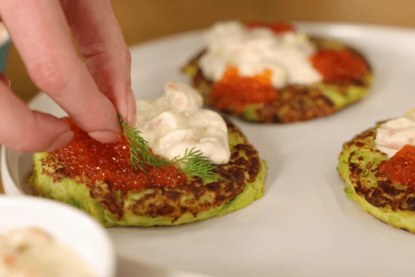 Оформить икрой, веточками укропа. Приятного аппетита!
