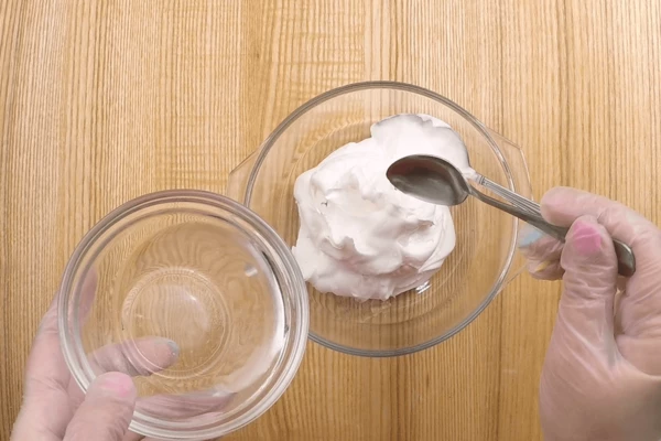 Чтобы нарисовать контуры, айсинг должен быть более густой его смешивают на 2 ч. л. глазури - 1/2 ч. л. воды. 