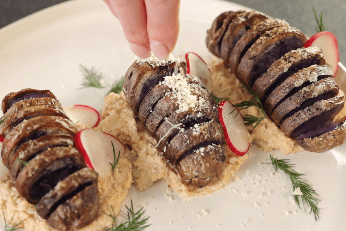 Запеченный картофель с икрой трески и шампиньонами в сливочно-сметанном  соусе