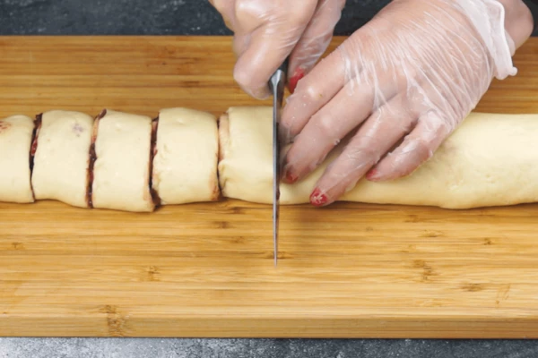 Закрутить в рулет, нарезать «булочки» толщиной примерно 3 см.