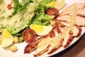 Салат Цезарь с куриной грудкой