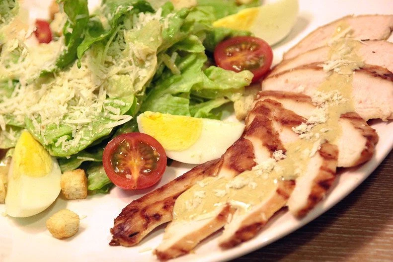 Салат Цезарь с куриной грудкой