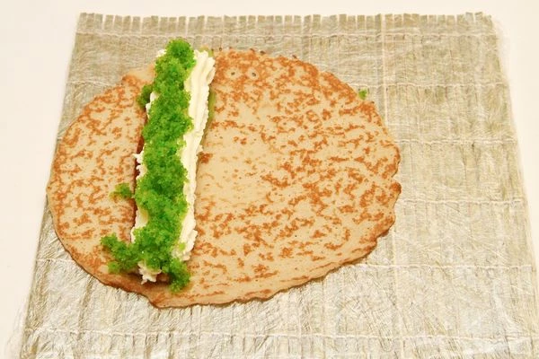  Добавьте зелёную икру Летучей рыбы