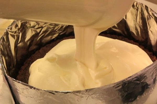 Вылить получившийся крем на корж, поставить в холодильник на 2-3 часа, пока крем не станет плотным.