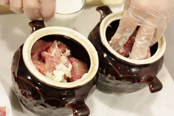 Лук нарезать мелко. Тесто раскатать прямоугольником по ширине чуть больше горлышка горшочка. В горшочек уложить филе рыбы, сливочное масло. Залить смесью молока, 4 яиц, зелени и муки, чтобы закрывало рыбу.