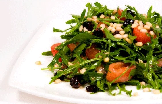 Салат из семги с рукколой