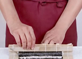 Подготовьте рис, как описано в рецепте. Для приготовления одного ролла (6-8 кусочков) понадобится 200г риса