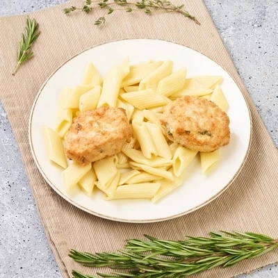 Оладьи из филе курицы с пенне Деликатеска 250г РАСПРОДАЖА-1}