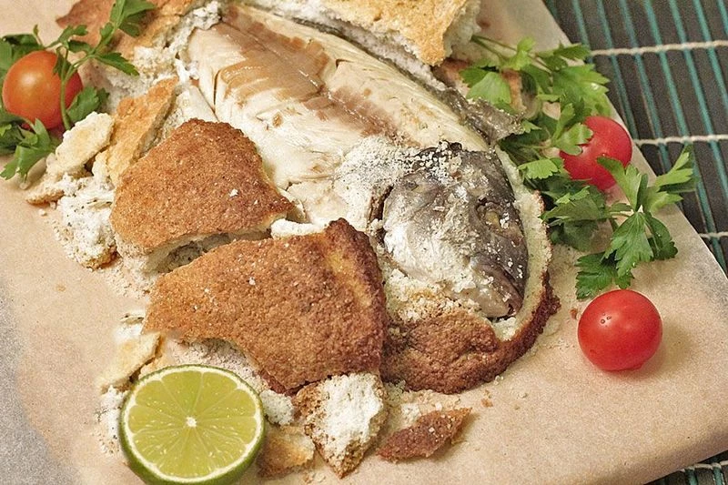 Дорада запеченая в соляном панцире