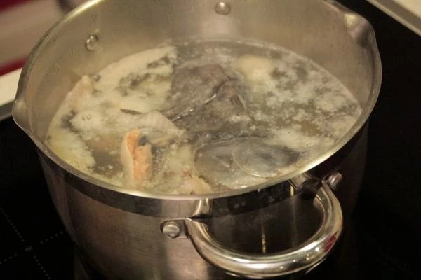 В кипящую, подсоленную воду положить обрезки, варить бульон 10-15 минут,периодически снимая пену. Можно добавить половину пучка укропа. Готовый бульон процедить через сито.