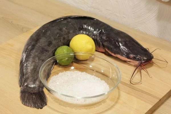 Рыбу промыть под проточной водой, разрезать вдоль брюшка, удалить внутренности, промыть, натереть  морской солью и лимонным соком, оставить на 30 минут.Затем снова промыть под проточной водой.