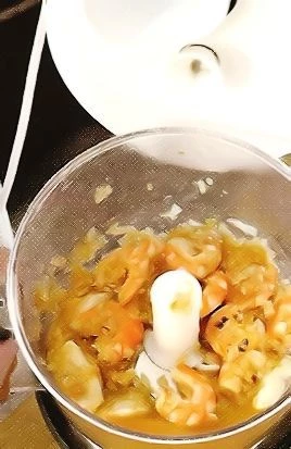 На хорошо разогретой сковороде с 2 ст. л. масла на среднем огне обжарьте лук, 5 мин. Добавьте рыбу, готовьте на небольшом огне 5 мин. Положите креветки, готовьте еще 5 мин. Снимите с огня. Отложите 4 кусочка рыбы и 4 креветки для украшения.