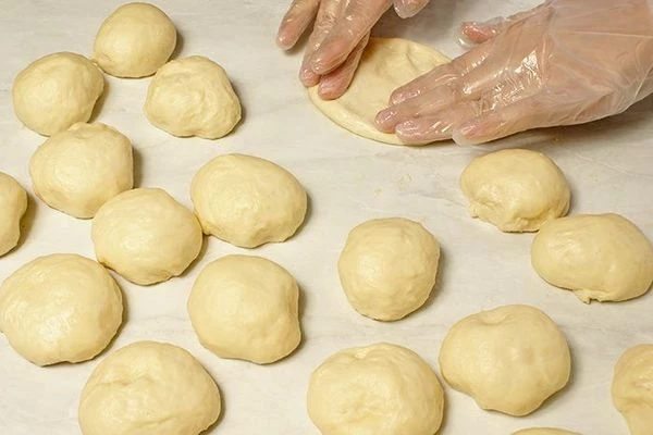 Разделить на порционные шарики ( у нас получилось разделить тесто на  21 шарик).